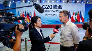 国际事件新闻报道记者现场采访画面